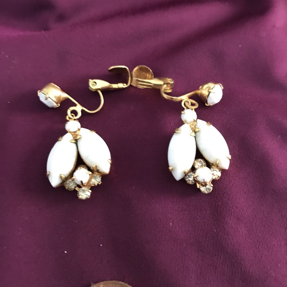 Beautiful Vintage milk glass clip on earrings - Picture 5 of 5